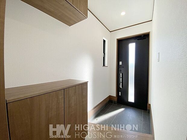 【玄関】大容量の下駄箱が設置され、お気に入りの靴やブーツ、傘などを収納していただけます。訪れる人を温かく迎えてくれる、明るい玄関です。