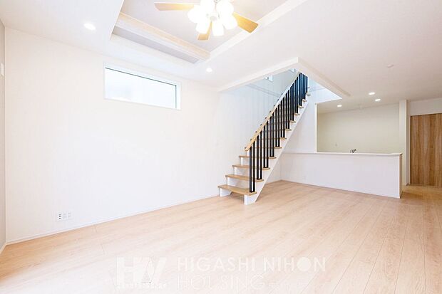 【建物プラン例　（内観写真）】施工例（リビング）開放的な折り上げ天井とスリット階段が印象的なリビングルーム。畳数の広さ×の抜け感が室内をより広く、開放的な空間に仕上げてくれます。