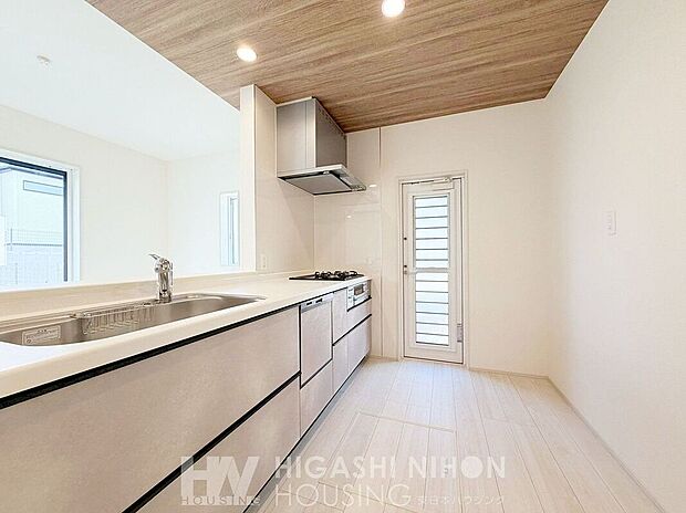 【建物プラン例　（内観写真）】施工例（キッチン）キッチンは家の中心となる場所だけに、レイアウトやデザインは生活の質や家族間のコミュニケーションに大きく影響を与えます。リビングにいる家族の様。子がわかり、家事も効率的に。