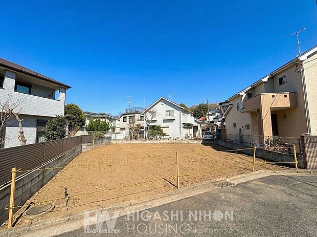 【外観】約20帖の広々LDKは開放感あふれる空間。大きな窓からたっぷりの陽光が差し込み、明るく心地よい団らんの場を演出します。ご家族でゆったり過ごせます。