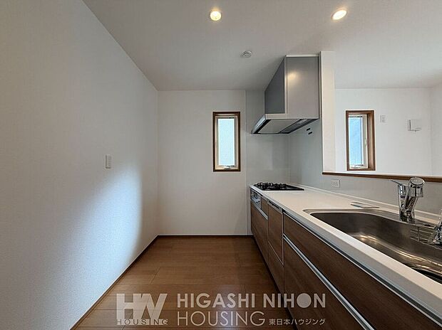 【その他設備】システムキッチンは収納力と作業効率が◎。調理や後片付けがスムーズで、清潔感も保ちやすく、毎日のキッチン作業を快適にサポートします。