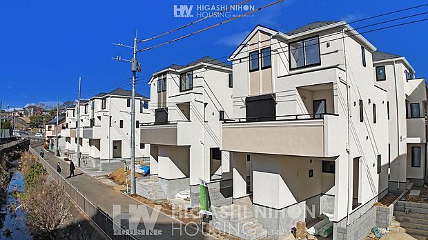 【外観】今なら建築中の住まいをご覧いただけます！周辺環境や街並みの様子など、資料には掲載していない情報が現地にはたくさんございます。 是非お気軽にお問い合わせください。