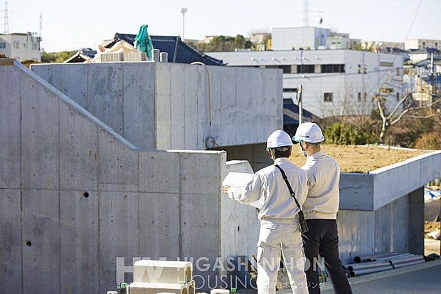 【構造】川崎・横浜は傾斜地が多く、住宅を建てるためには土地の造成工事が欠かせません。それを外部業者ではなく、その土地の情報を最もよく理解した当社が設計・施工することで、高品質な土地造成を実現しています。