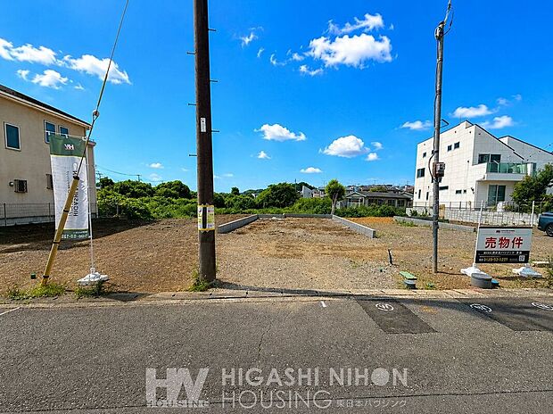 【前面道路含む外観】周囲は、景観や安全に特に配慮された第一種低層住居専用地域。閑静で美しい街並みが広がります。緑の潤いも感じられ、思わず深呼吸したくなる清々しい空を感じることができます。