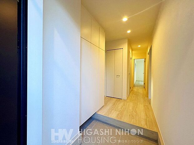 【玄関】【1号棟】落ち着いた印象の玄関は、住まいの第一印象をすっきりと演出。ゆとりある空間で毎日の出入りもスムーズに行え、整った暮らしを支えます。来客時にも好印象を与え、清潔感のある空間で安心感もあります。