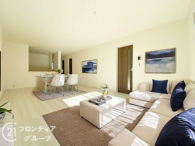 【家具設置イメージ画像】リビングのフローリング材には、木目や色調など木材特有の風合いがあり、ナチュラルな美しさで、日々の生活に温もりを与えてくれます。