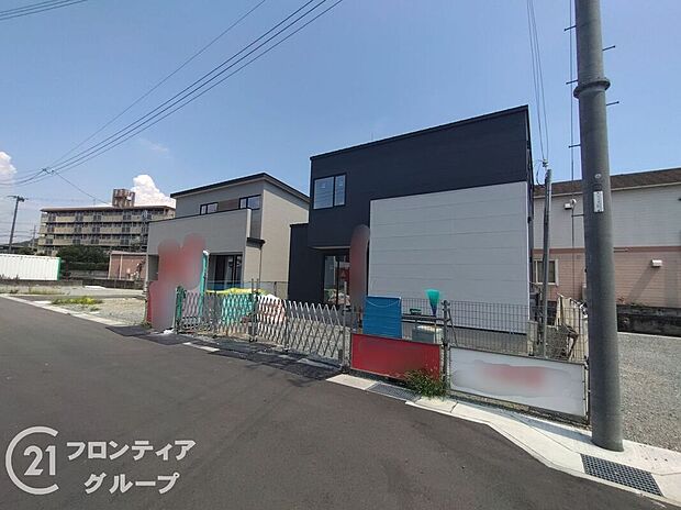モダンなデザインが魅力の新築戸建てで、スタイリッシュな外観が住む人を引き立て、日々の生活に彩りを添えます
