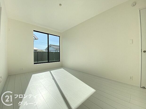 フローリング材には、木目や色調など木材特有の風合いがあり、ナチュラルな美しさで、日々の生活に温もりを与えてくれます。