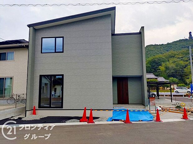 シンプルで洗練された外観が、住む人のセンスを引き立て、日々の生活に彩りを添える新築戸建てです