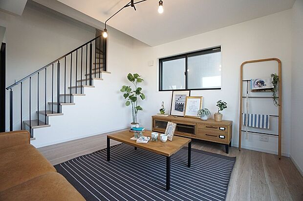 【施工例/リビング(リビング階段)】家族が自然と顔を合わせる機会が増えるリビング階段。玄関ホールや廊下を省略できるため、家の中のスペースの有効活用にもなります。