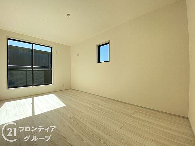 【寝室】室内はシンプルな仕様となっており、それぞれの好みに合わせたインテリアで、趣味に合わせてレイアウトしやすくなっております。