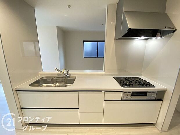 【キッチン】モダンなデザインのキッチンで、スタイリッシュな印象を与え、インテリアに調和します