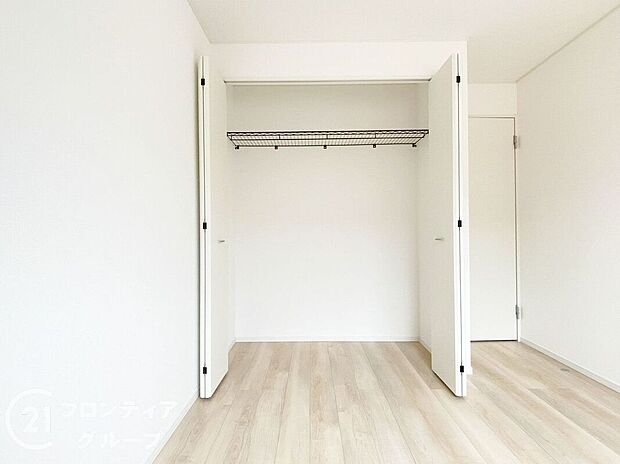 【収納】木目の美しさを際立たせるシンプルデザインのワイドクローゼットはたっぷり収納ができます!