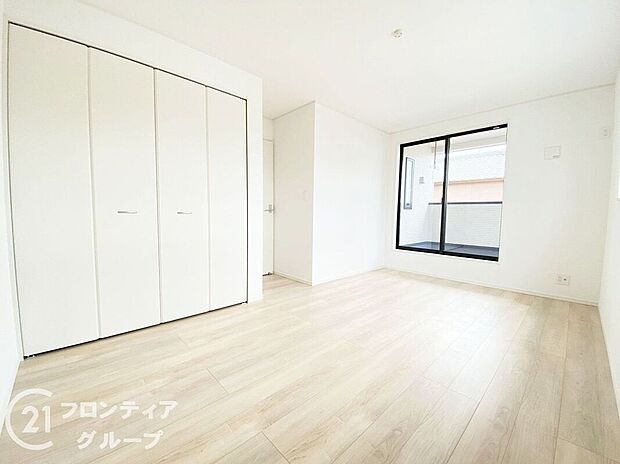 【室内】こちらのお部屋はバルコニーに面しており、日当たり、通風ともに良好です!