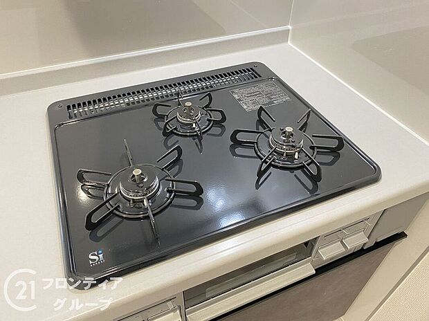 【その他設備】3口コンロ付きのキッチンは、調理の効率が良く、同時に多くの料理を作れる便利で機能的な空間です