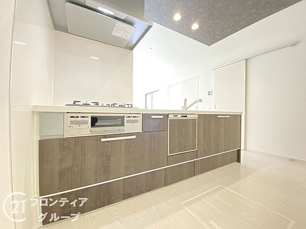 【キッチン】対面カウンターで、家族とコミュニケーションを取りながら料理ができるキッチンです