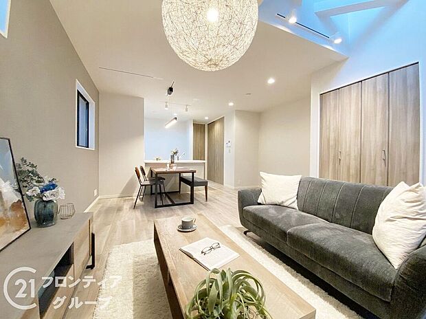 リビングは、落ち着いた色合いのフローリングが特徴です。家族の時間を大切にする理想的な空間です。