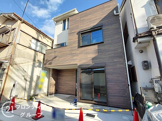 シンプルで洗練された外観が、住む人のセンスを引き立て、日々の生活に彩りを添える新築戸建てです