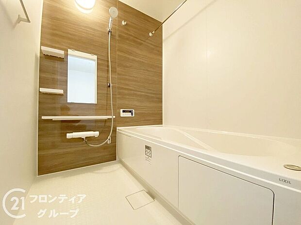 浴室は広々としており、リラックスできる空間を提供します。快適なバスタイムを楽しめる設備が整っています。