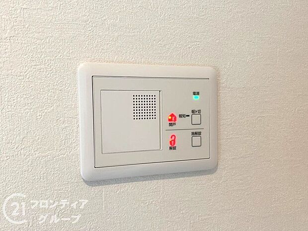 【その他】【施工例/電気施錠】温度センサーでエアコンと連動し適温を保ってくれる機能やボタン一つでドアの開閉ができる等、あったら安心・あったら便利な機能を備えたお家です。
