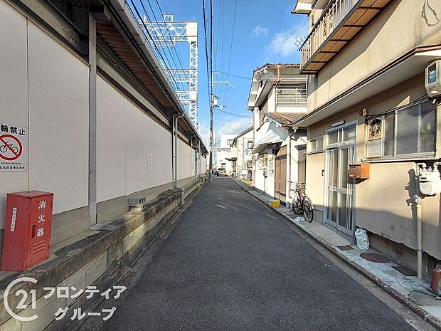 【前面道路含む外観】お家のご質問はお気軽にご相談下さい。