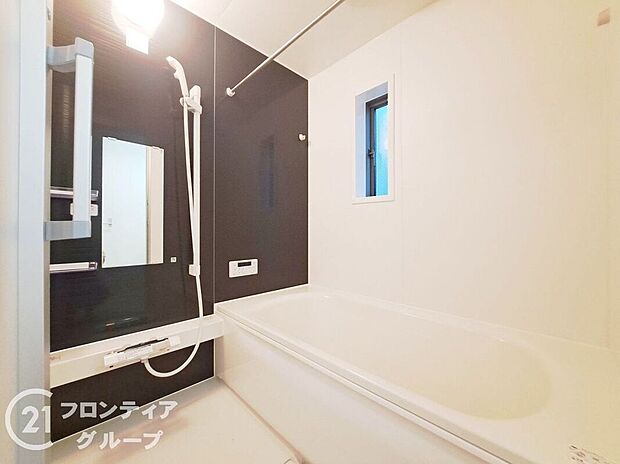 1坪以上の広々とした浴室には隠れた嬉しい設備がたっぷりついております。お掃除が楽にできたり、節水効果があったりと、バスタイムを快適にお過ごし頂けます!