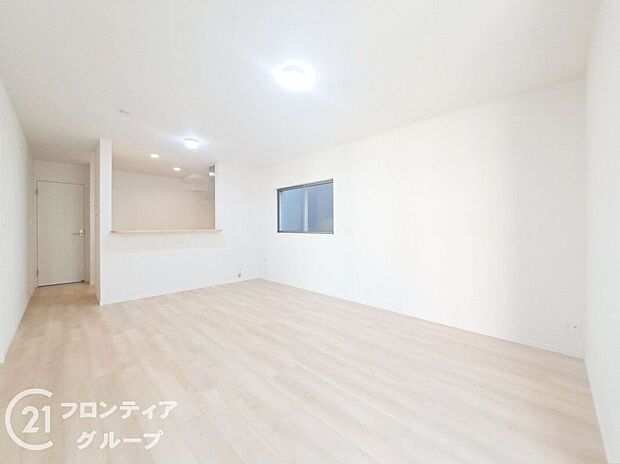 LDKには大きな窓からたくさんの光が入り、明るく、開放的な空間を演出してくれます。お友達が遊びに来た時も自慢のリビングになりますね!