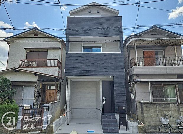 静かな住宅街にたたずむ重厚感あるお家。落ち着いた色合いが素敵ですね。