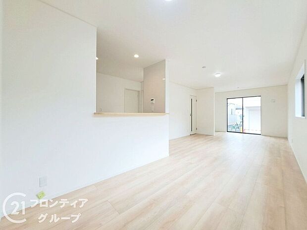 フローリングは、日常生活で床材の受ける様々な傷や、温度・湿度変化によるひび割れの発生を大幅に抑える特殊加工を施工済みです!