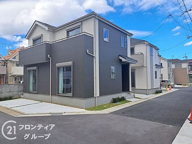 人工大理石カウンタートップ・ガラストップコンロを採用しており、お掃除ラクラク。浄水器付きハンドシャワー水栓など、奥様に嬉しい機能がたくさん!