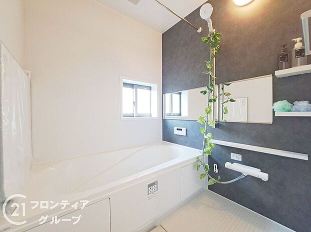 ナチュラルな色合いとはっきりとした木目で、木の温もりを感じながら過ごせる広々としたリビングです。お好きなインテリアでお気に入りの空間を作り出せますね。