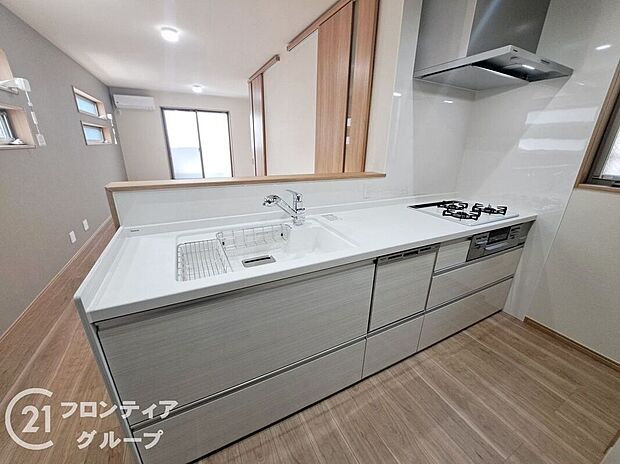 広々とした作業スペースがあり、料理がしやすく、快適なキッチンです