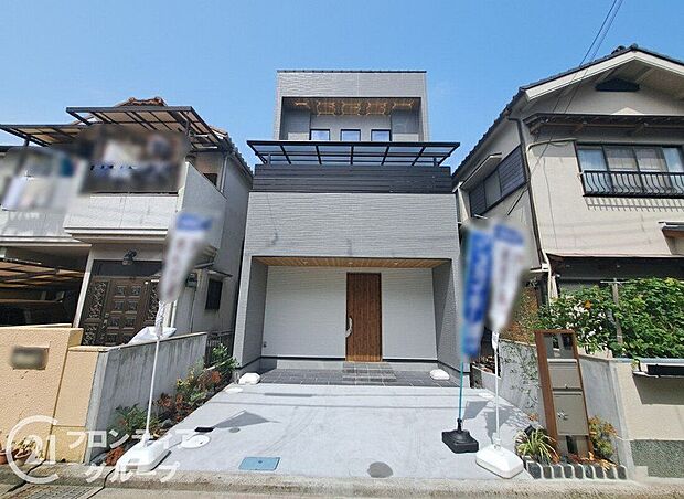 シンプルながらも存在感のある外観で、住む人を魅了し、日常に特別な時間をもたらす新築戸建てです