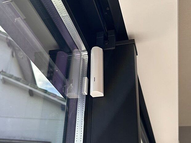 【その他】【施工例／開閉センサー】玄関や窓の開け閉めをアプリに通知。防犯面だけでなく、外出先からの「あれ？カギ閉めたかな？」の確認にも大活躍。お子様の帰宅状況も確認出来て一石二鳥ですね。