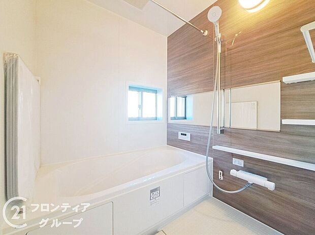 【バス】保温効果のある浴槽を採用しており、温かいお湯が長続き!1坪以上の広々とした空間なので、親子入浴や半身浴などに向いた浴室です!