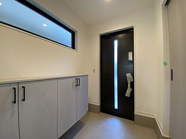 【玄関】玄関は、家の顔とも言える大切なスペースで、訪れる人に温かい印象を与え、家全体の雰囲気を引き立てます！