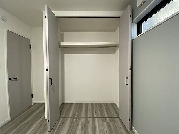 【収納】生活空間を広く使える、効率的な収納です。収納スペースが豊富にあるため、日常の物をスッキリと片付けられます。お部屋を広々と使えるので、インテリアのアレンジも楽しめます。