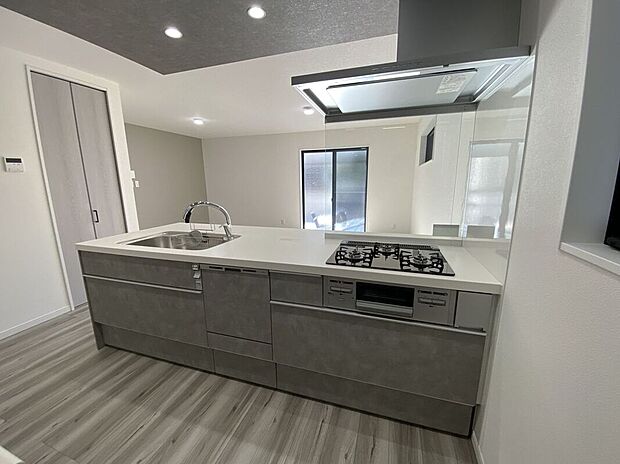 【キッチン】ゆったりとした広さのあるキッチン。ご夫婦で一緒に並んで洗い物できる大きさです。水栓はデザイン性も高く使い勝手の良いと人気のグースネック型を採用。