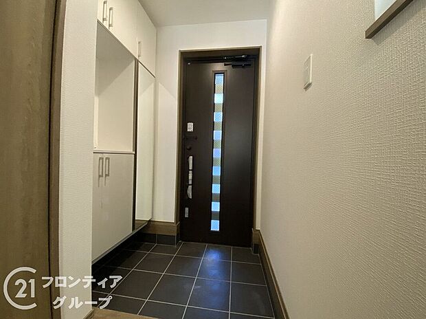 【玄関】玄関ではタイルを採用しており、お掃除楽々!特にお子さまがたくさんの砂を持って帰ってきても安心ですね!