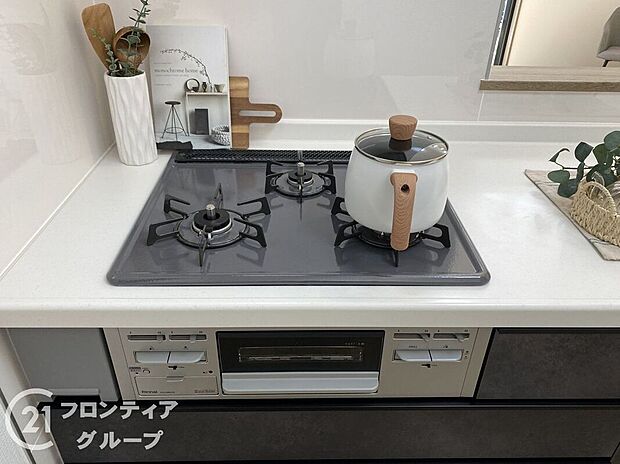 【その他設備】お手入れしやすい3口コンロ!お料理が楽しくなりそうですね