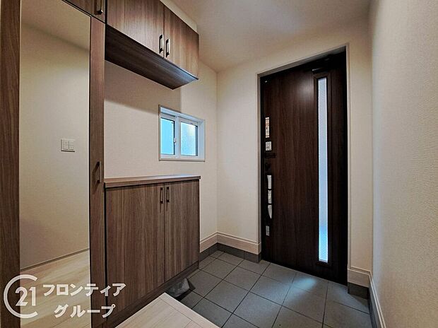 【玄関】素敵なデザインの玄関ドアは、断熱性に優れた省エネ仕様