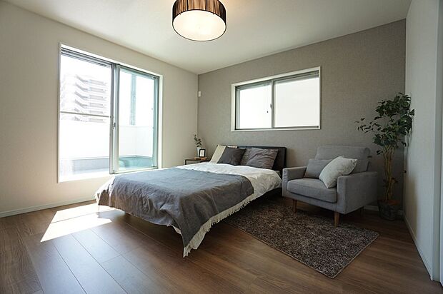 【同仕様画像 (その他内観)】【施工例/洋室】ホテルライクな雰囲気を醸し出すモダンなデザインです。落ち着きと重厚感ある住まいで、趣ある贅沢な暮らしをお楽しみください。