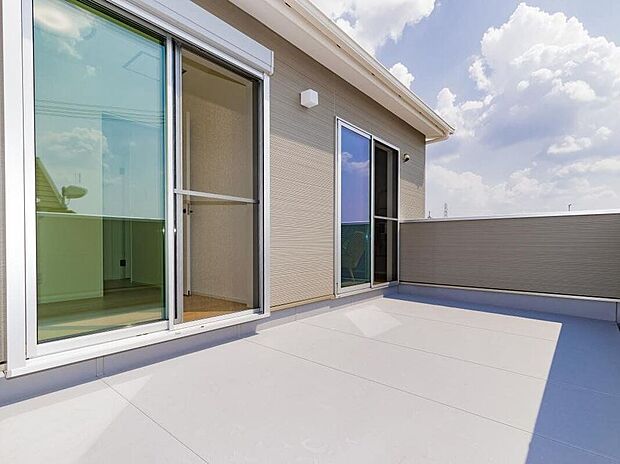 【建物プラン例 (内観写真)】【施工例/バルコニー】おうちでBBQを楽しんだり家庭菜園やワンちゃんの日向ぼっこスペースとしても使え、ご家族の思い出づくりに+αの働きをしてくれます