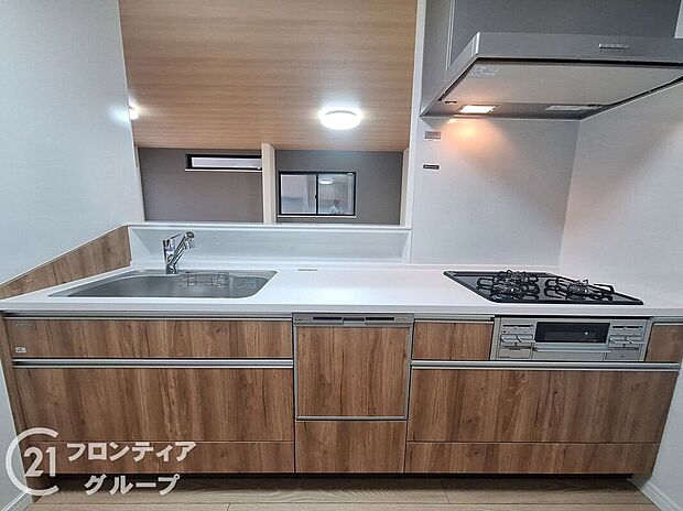 【キッチン】3口コンロ付きのキッチンは、調理の効率が良く、同時に多くの料理を作れる便利で機能的な空間です