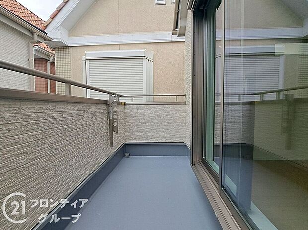 【バルコニー】日当たりの良いバルコニーは、お洗濯が多いときも安心。たくさん干してもカラっと乾きそうです!