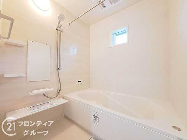 【バス】広々としたバスルームで、心地よいリラックスタイムを楽しめます。快適な空間で、日々の疲れを癒す贅沢な時間を提供します。