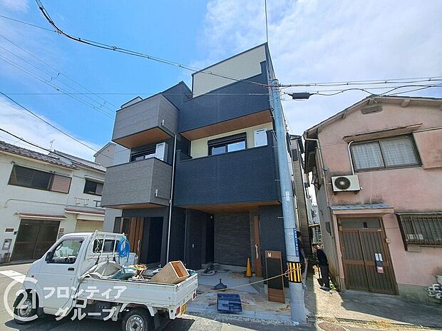 【前面道路含む外観】お家のご質問はお気軽にご相談下さい。