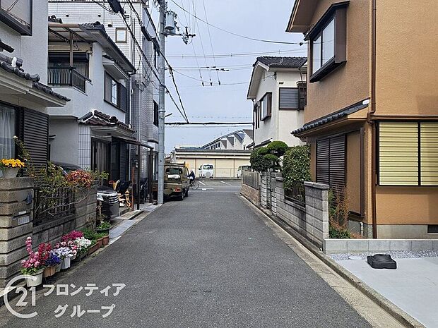 【前面道路含む外観】非公開