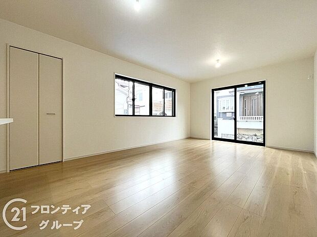 リビングは、シンプルでありながらもスタイリッシュなデザインです。快適な暮らしをサポートします。