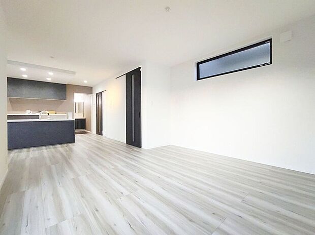 明るく開放的なリビングです。広々とした大きさですよ。一家団らんの空間として快適にお過ごしいただけます。